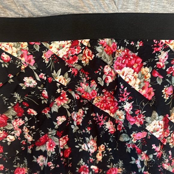 Mini Dress with patterned pleated skirt - Picture 2 of 4